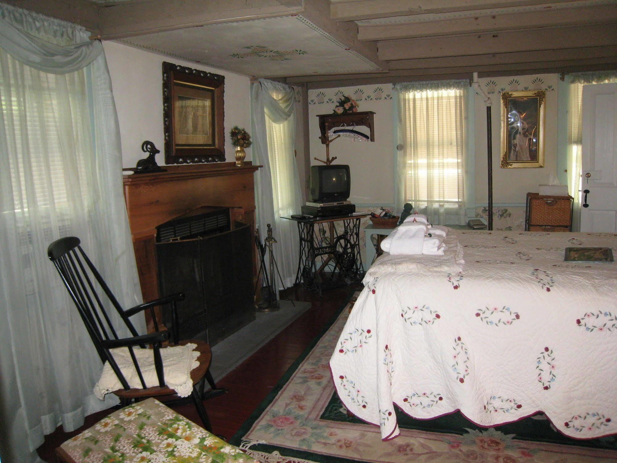 Bed and Breakfast Captain Grant'S Poquetanuck Екстер'єр фото